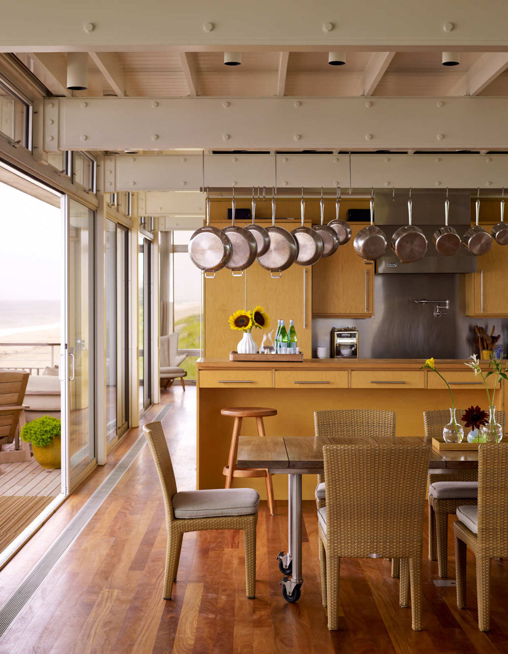 Kitchen, Dining, Patio Doors, Surfside House in Bridgehampton, New York by Stelle Architects