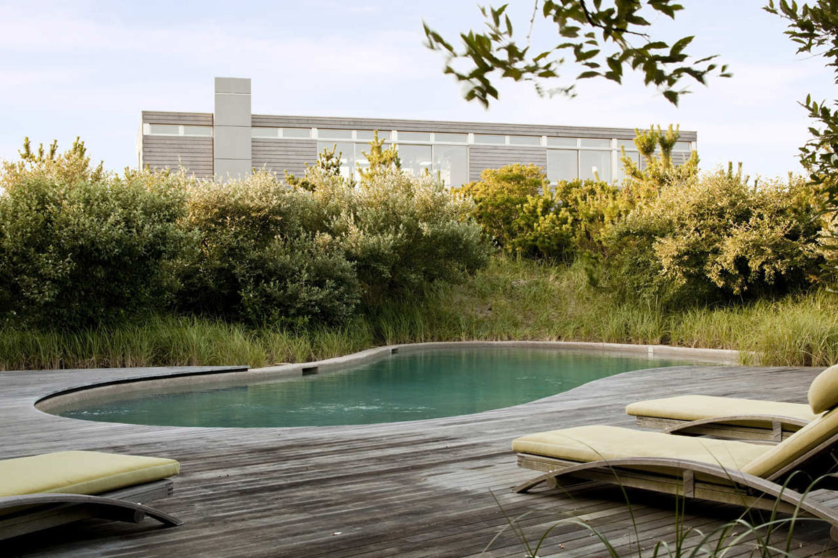 Outdoor Pool, Decking, Surfside House in Bridgehampton, New York by Stelle Architects