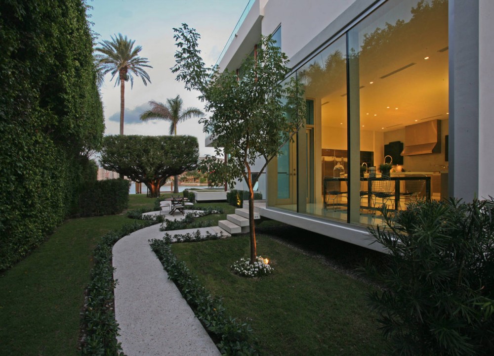 Pathway, Contemporary Home in Miami Beach, Florida